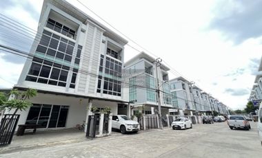 Reihenhaus zum Kauf mit 8 Zimmer in Bueng Kum, Bangkok