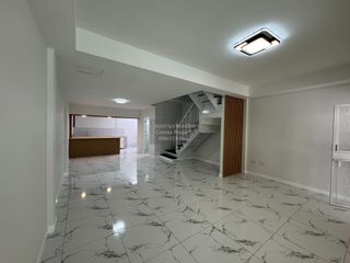 Casa adosada en venta de 3 habitaciones en Bang Phli, Samut Prakan