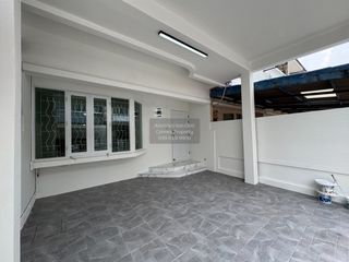 Casa adosada en venta de 3 habitaciones en Bang Phli, Samut Prakan