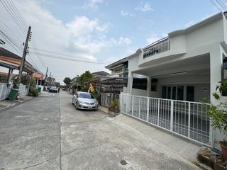 Casa adosada en venta de 3 habitaciones en Bang Phli, Samut Prakan
