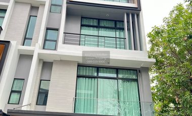 À louer 3 chambres maison de ville à Saphan Sung, Bangkok