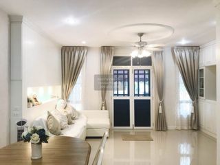Casa adosada en alquiler de 3 habitaciones en Phra Khanong, Bangkok