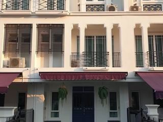 Casa adosada en alquiler de 3 habitaciones en Phra Khanong, Bangkok
