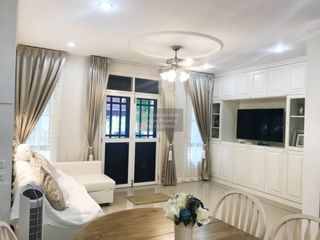Casa adosada en alquiler de 3 habitaciones en Phra Khanong, Bangkok