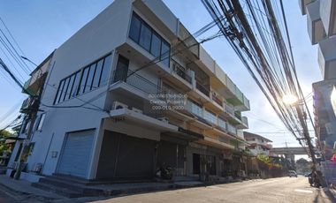 ให้เช่า 3 ห้องนอน พื้นที่ค้าปลีก ใน ลาดกระบัง, กรุงเทพฯ
