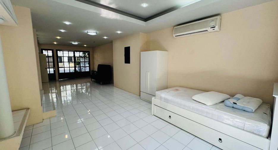 For rent 4 ベッドルーム townhouse in Watthana, Bangkok