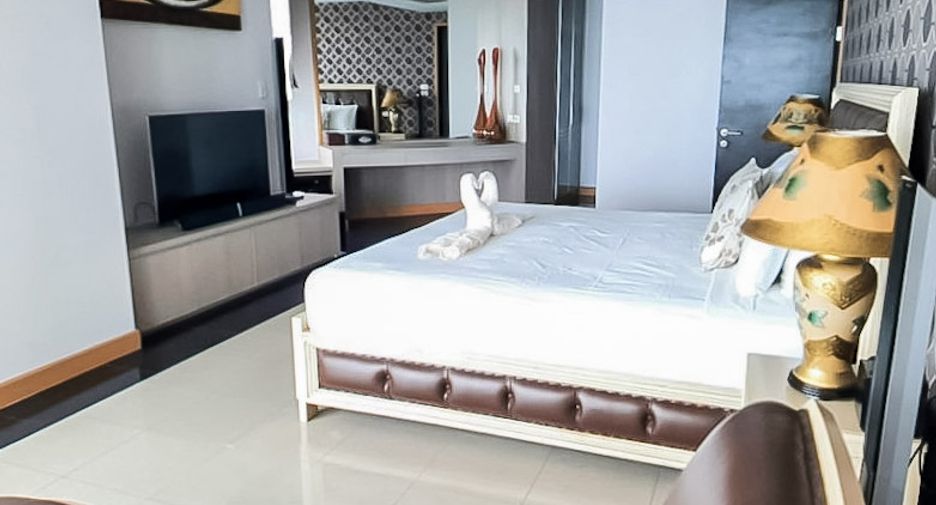 For sale 3 bedrooms condo in Jomtien, Pattaya