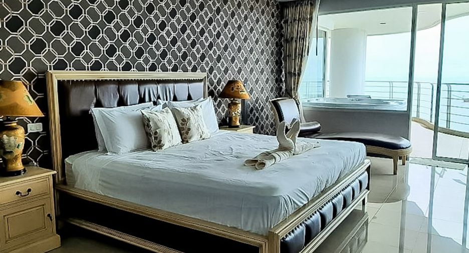 For sale 3 bedrooms condo in Jomtien, Pattaya