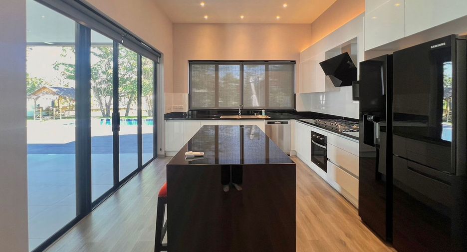 For sale 4 bedrooms house in Mueang Chiang Mai, Chiang Mai