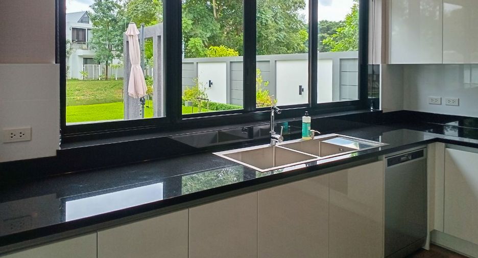 For sale 4 bedrooms house in Mueang Chiang Mai, Chiang Mai