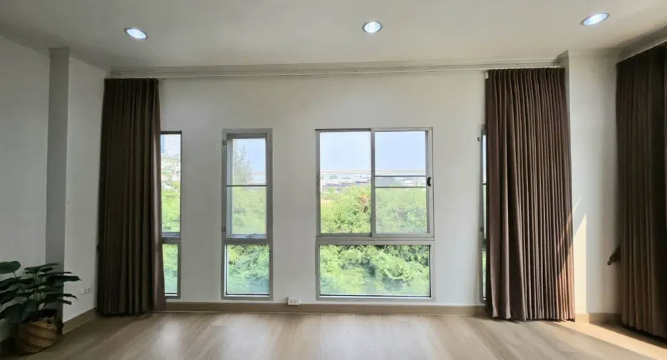For rent 3 bedrooms townhouse in Suan Luang, Bangkok