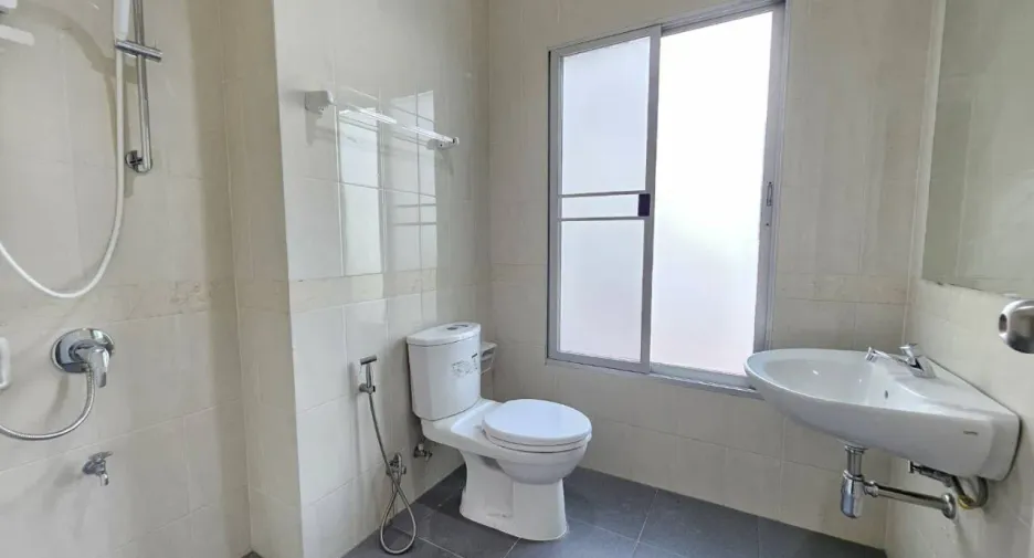 For rent 3 bedrooms townhouse in Suan Luang, Bangkok