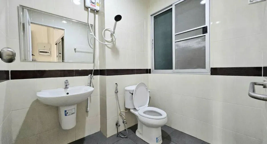 For rent 3 bedrooms townhouse in Suan Luang, Bangkok