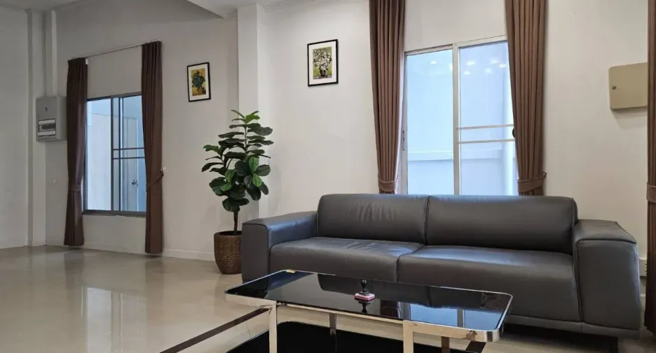 For rent 3 bedrooms townhouse in Suan Luang, Bangkok