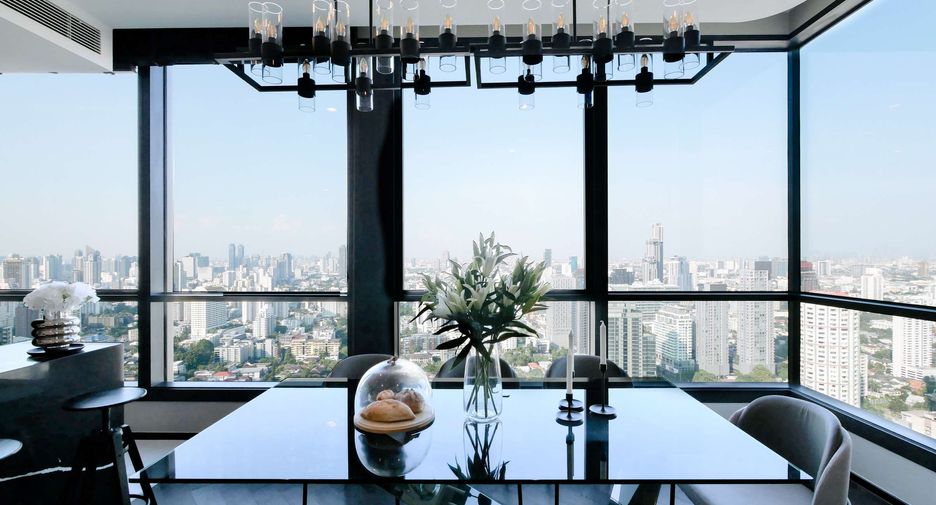 Condo en alquiler de 3 habitaciones en Khlong Toei, Bangkok
