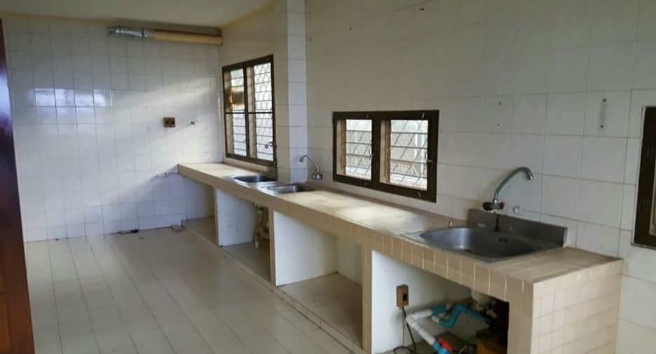 For rent and for sale 3 bedrooms house in Watthana, Bangkok