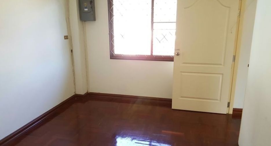 For rent and for sale 3 bedrooms house in Watthana, Bangkok