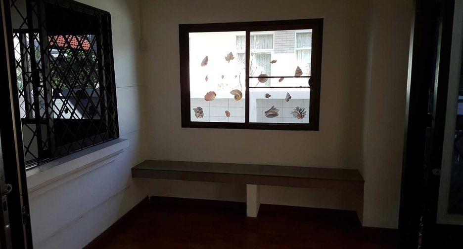 For rent and for sale 3 bedrooms house in Watthana, Bangkok