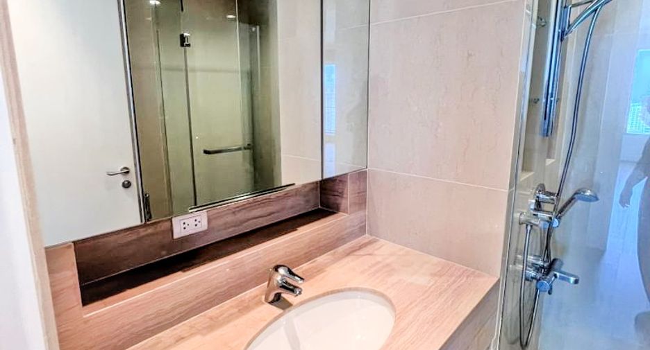For rent 3 bedrooms condo in Pathum Wan, Bangkok