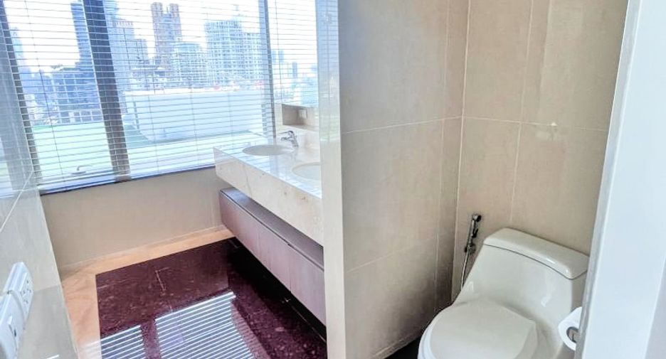 For rent 3 bedrooms condo in Pathum Wan, Bangkok