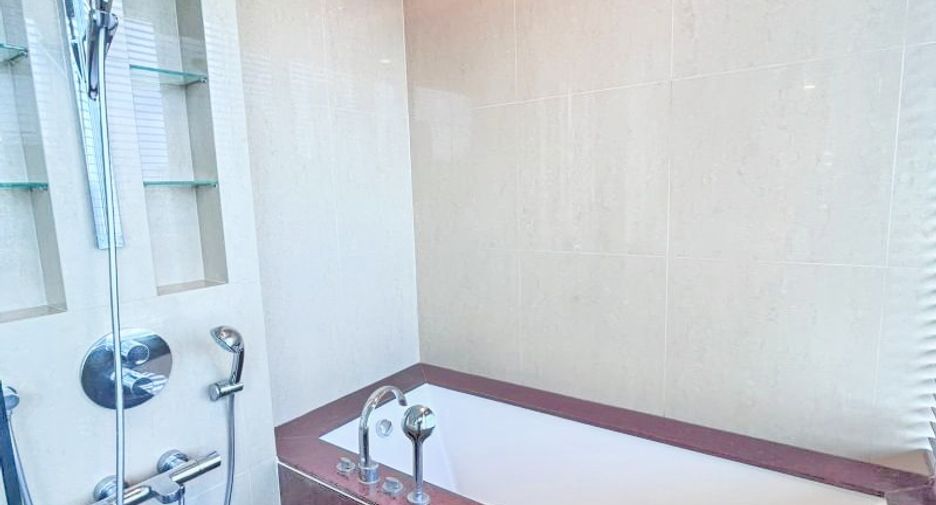For rent 3 bedrooms condo in Pathum Wan, Bangkok