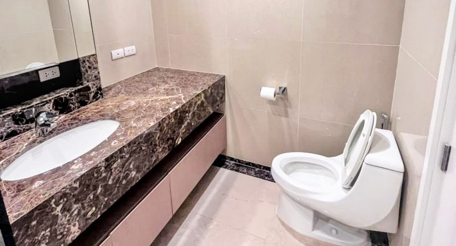 For rent 3 bedrooms condo in Pathum Wan, Bangkok