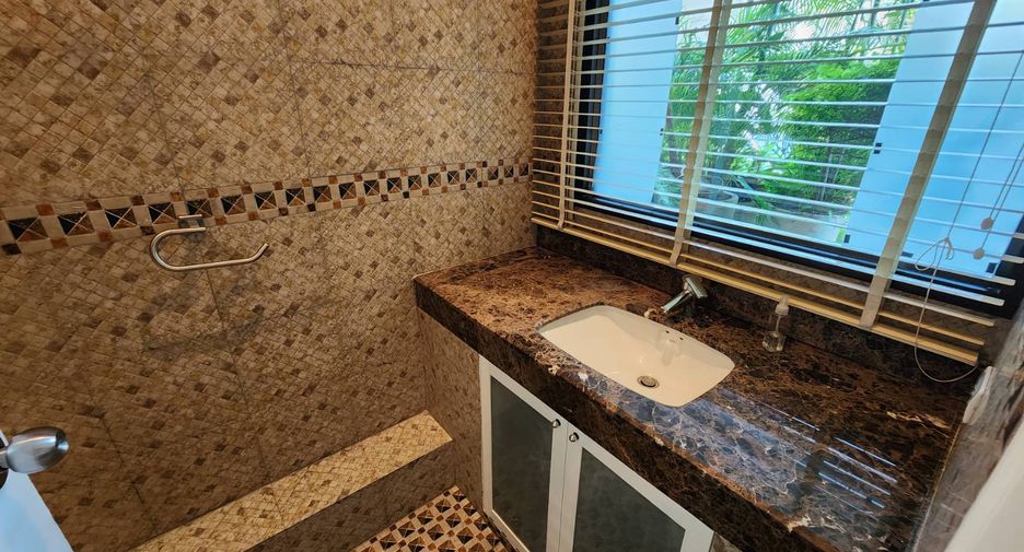 For rent 3 bedrooms condo in Watthana, Bangkok