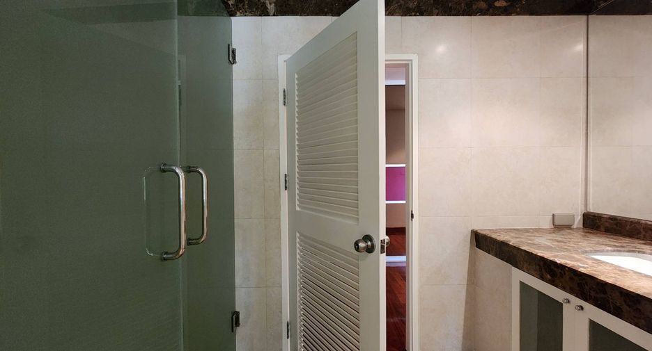 For rent 3 bedrooms condo in Watthana, Bangkok