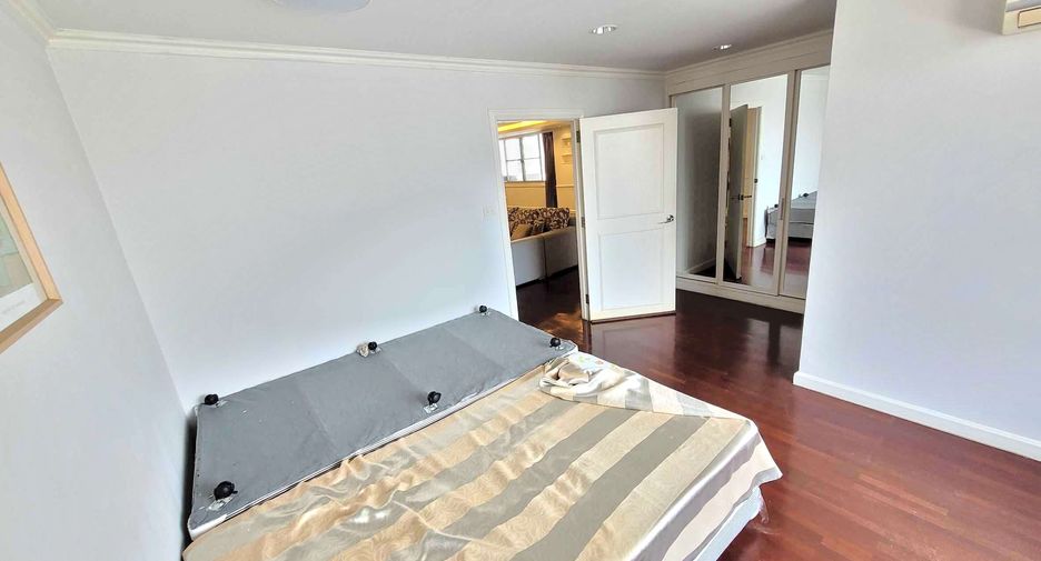 For rent 3 bedrooms condo in Watthana, Bangkok