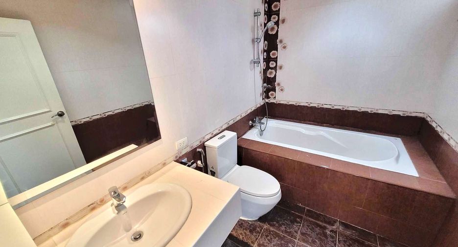 For rent 3 bedrooms condo in Watthana, Bangkok