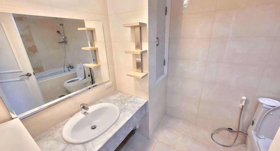 For rent 3 bedrooms condo in Watthana, Bangkok