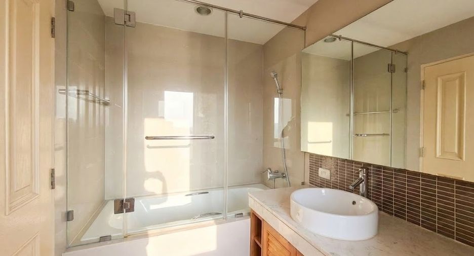 For rent and for sale 2 bedrooms condo in Watthana, Bangkok