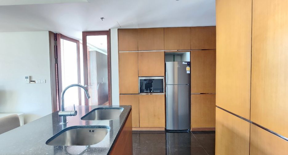 For rent 2 bedrooms condo in Pathum Wan, Bangkok
