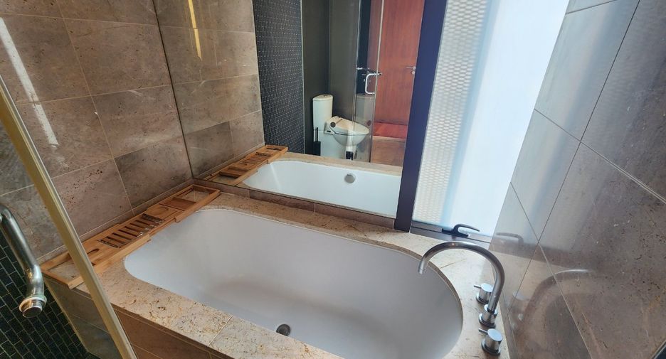 For rent 2 bedrooms condo in Pathum Wan, Bangkok