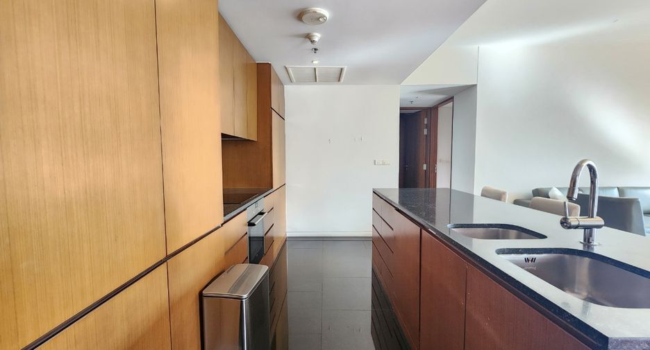 For rent 2 bedrooms condo in Pathum Wan, Bangkok