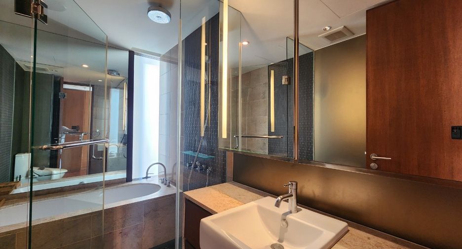 For rent 2 bedrooms condo in Pathum Wan, Bangkok