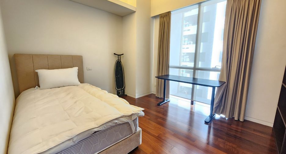 For rent 2 bedrooms condo in Pathum Wan, Bangkok