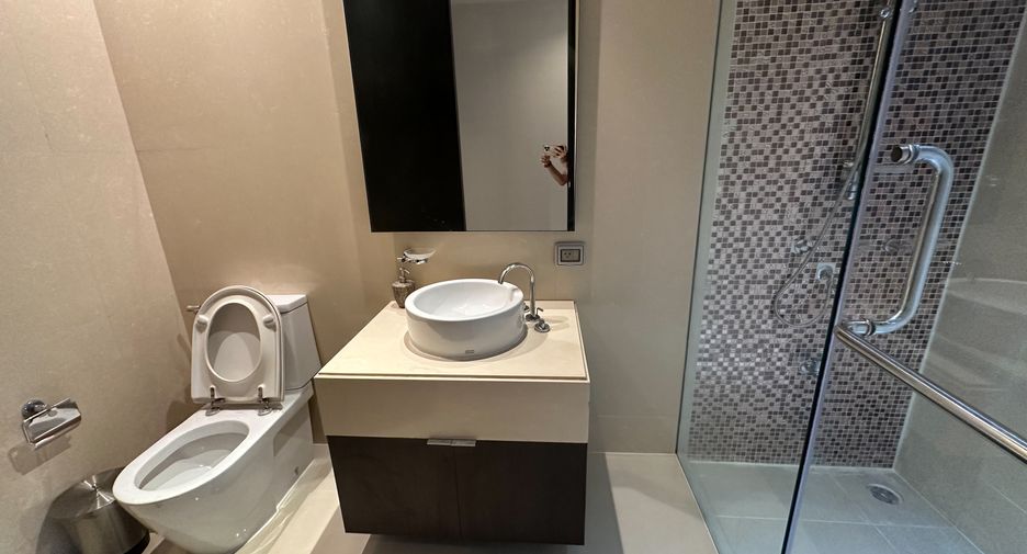 For rent 2 bedrooms condo in Khlong Toei, Bangkok