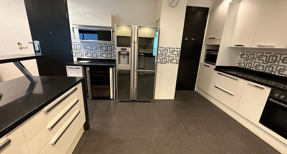 For rent 2 bedrooms condo in Khlong Toei, Bangkok