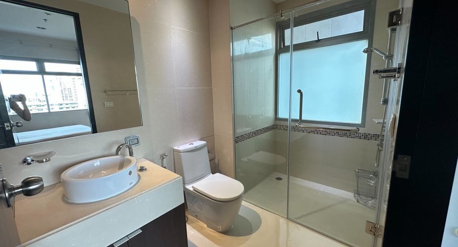 For rent 2 bedrooms condo in Khlong Toei, Bangkok