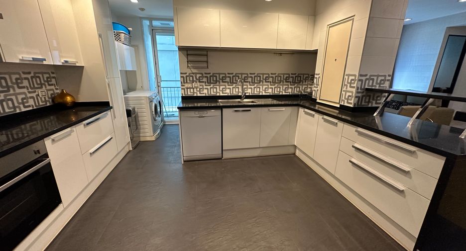 For rent 2 bedrooms condo in Khlong Toei, Bangkok