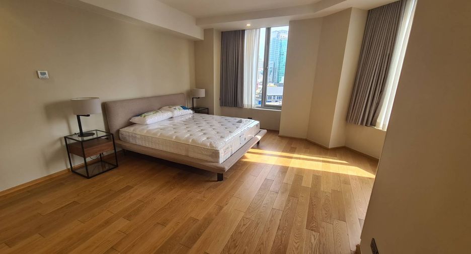 For rent 3 bedrooms condo in Pathum Wan, Bangkok