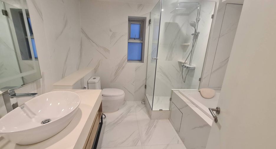 For rent 3 bedrooms condo in Pathum Wan, Bangkok