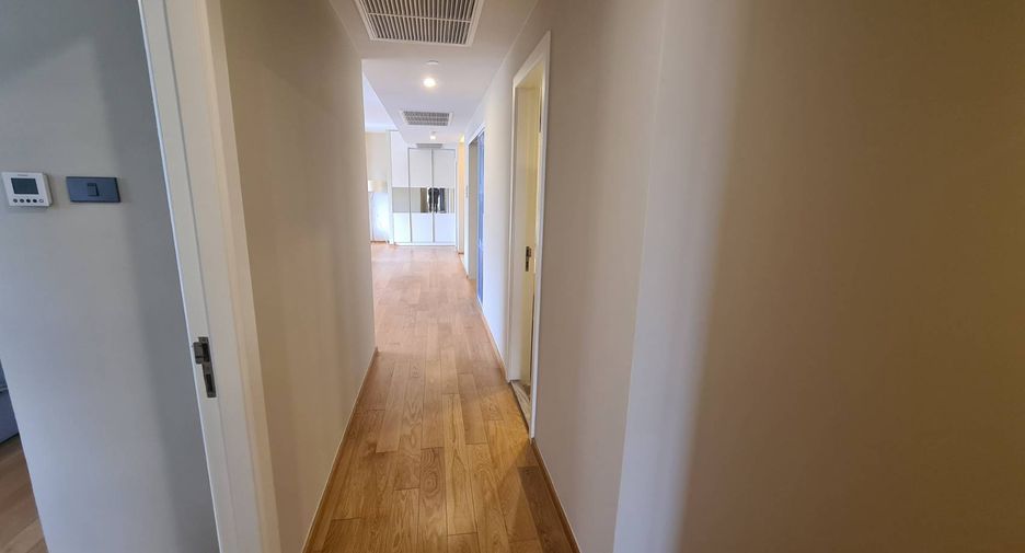 For rent 3 bedrooms condo in Pathum Wan, Bangkok