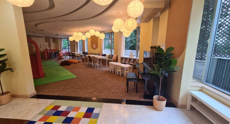For rent 3 bedrooms condo in Pathum Wan, Bangkok