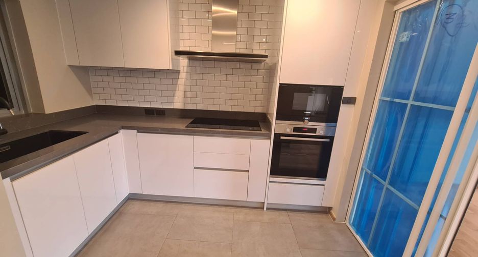 For rent 3 bedrooms condo in Pathum Wan, Bangkok