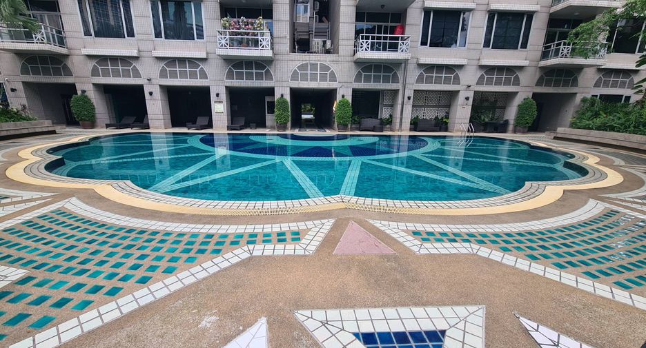 For rent 3 bedrooms condo in Pathum Wan, Bangkok