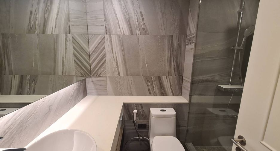 For rent 3 bedrooms condo in Pathum Wan, Bangkok