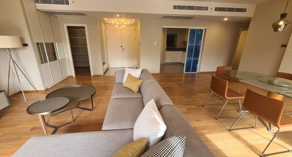 For rent 3 bedrooms condo in Pathum Wan, Bangkok