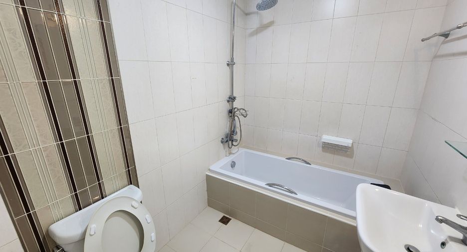 For rent 3 bedrooms condo in Khlong Toei, Bangkok